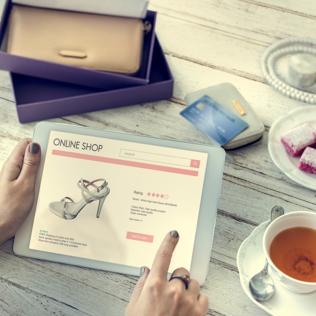Persona utilizando una experiencia de compra y servicios digitales