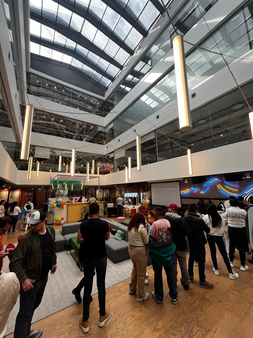 Comunidad reunida en la sede de WeWork