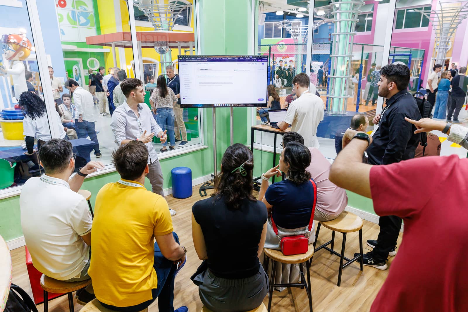 Partners reunidos alrededor de una demostración práctica en Google Cloud District