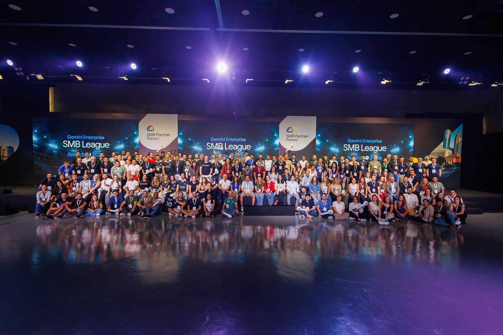 Foto colectiva de la comunidad SMB League 2026