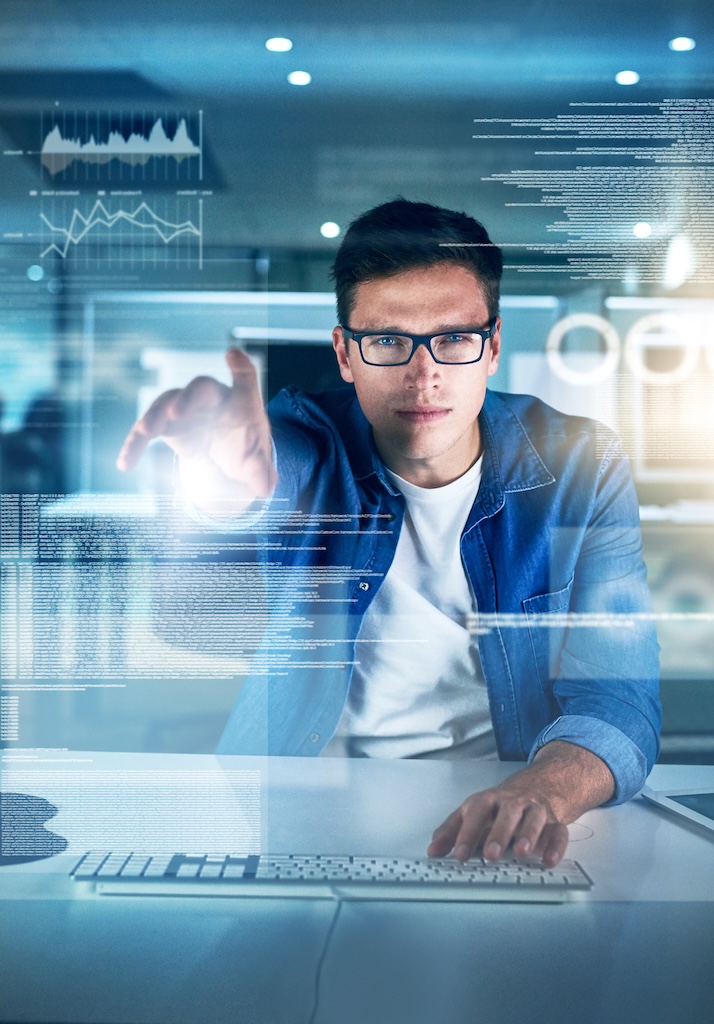 Especialista trabajando con datos y automatización empresarial