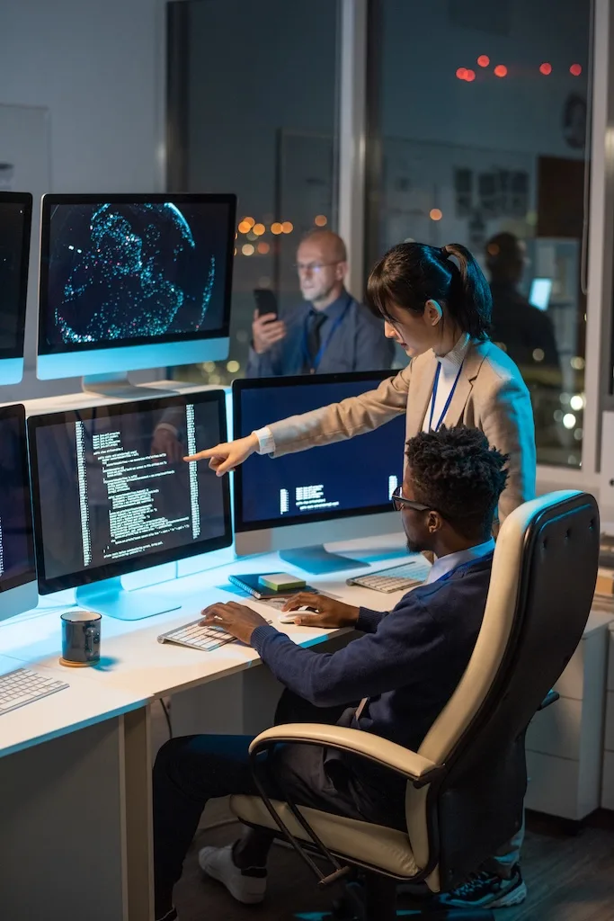 Equipo revisando juntos una plataforma y sus controles de seguridad